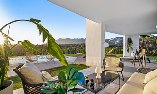 Amplia villa de lujo en venta, diseñada en estilo arquitectónico moderno, con vistas al golf y al mar en un complejo de golf cerrado justo al este del centro de Marbella 47323 