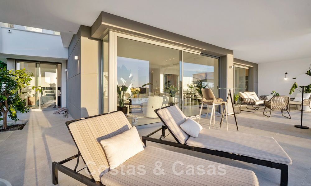 Amplia villa de lujo en venta, diseñada en estilo arquitectónico moderno, con vistas al golf y al mar en un complejo de golf cerrado justo al este del centro de Marbella 47324