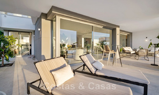 Amplia villa de lujo en venta, diseñada en estilo arquitectónico moderno, con vistas al golf y al mar en un complejo de golf cerrado justo al este del centro de Marbella 47324 