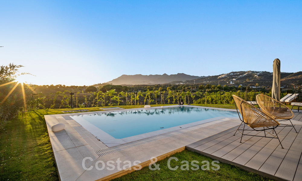 Amplia villa de lujo en venta, diseñada en estilo arquitectónico moderno, con vistas al golf y al mar en un complejo de golf cerrado justo al este del centro de Marbella 47326