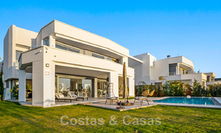 Amplia villa de lujo en venta, diseñada en estilo arquitectónico moderno, con vistas al golf y al mar en un complejo de golf cerrado justo al este del centro de Marbella 47328 