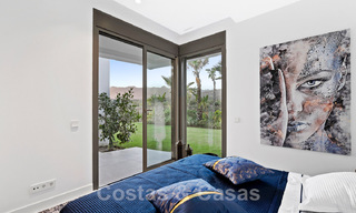 Amplia villa de lujo en venta, diseñada en estilo arquitectónico moderno, con vistas al golf y al mar en un complejo de golf cerrado justo al este del centro de Marbella 47330 