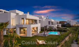Amplia villa de lujo en venta, diseñada en estilo arquitectónico moderno, con vistas al golf y al mar en un complejo de golf cerrado justo al este del centro de Marbella 47332 