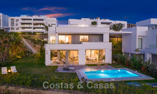 Amplia villa de lujo en venta, diseñada en estilo arquitectónico moderno, con vistas al golf y al mar en un complejo de golf cerrado justo al este del centro de Marbella 47333 