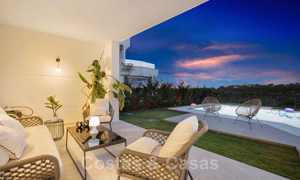 Amplia villa de lujo en venta, diseñada en estilo arquitectónico moderno, con vistas al golf y al mar en un complejo de golf cerrado justo al este del centro de Marbella 47335