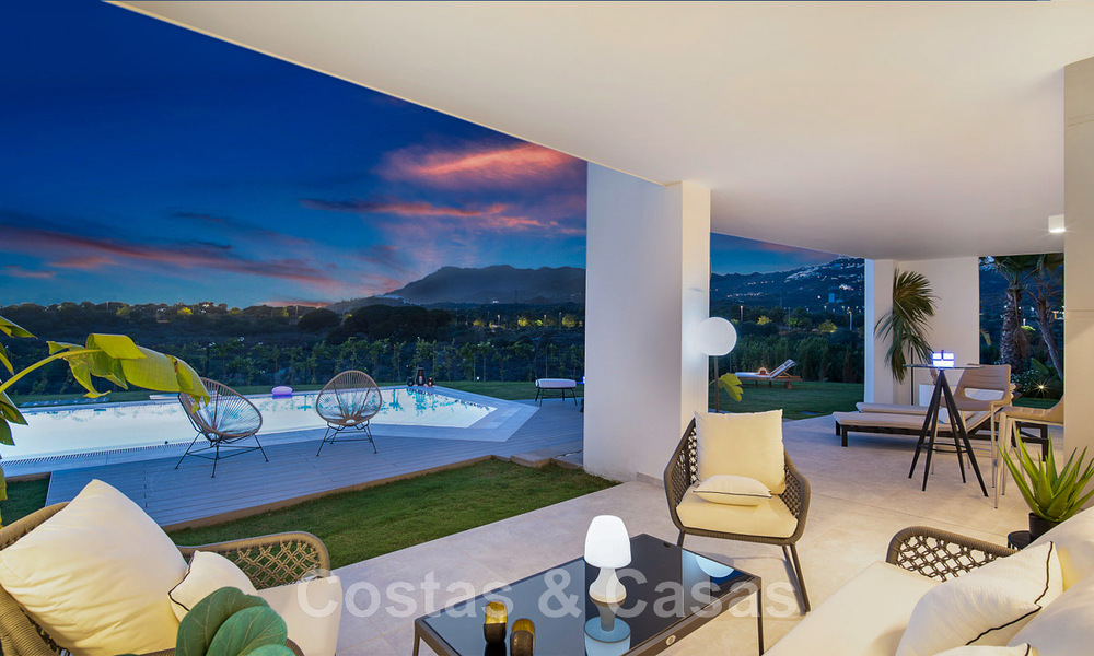 Amplia villa de lujo en venta, diseñada en estilo arquitectónico moderno, con vistas al golf y al mar en un complejo de golf cerrado justo al este del centro de Marbella 47336