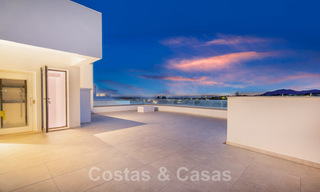 Amplia villa de lujo en venta, diseñada en estilo arquitectónico moderno, con vistas al golf y al mar en un complejo de golf cerrado justo al este del centro de Marbella 47338 