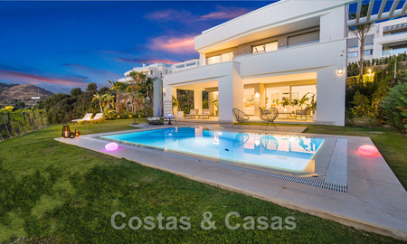 Amplia villa de lujo en venta, diseñada en estilo arquitectónico moderno, con vistas al golf y al mar en un complejo de golf cerrado justo al este del centro de Marbella 47339