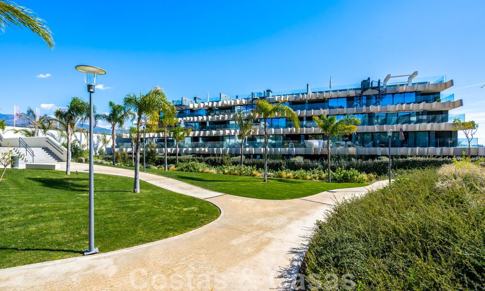 Apartamento contemporáneo en venta con jardín privado en la codiciada Nueva Milla de Oro entre Marbella y Estepona 47154