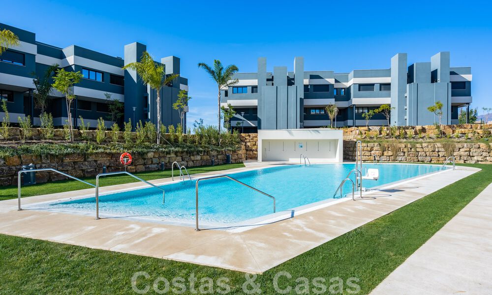 Apartamento contemporáneo en venta con jardín privado en la codiciada Nueva Milla de Oro entre Marbella y Estepona 47155