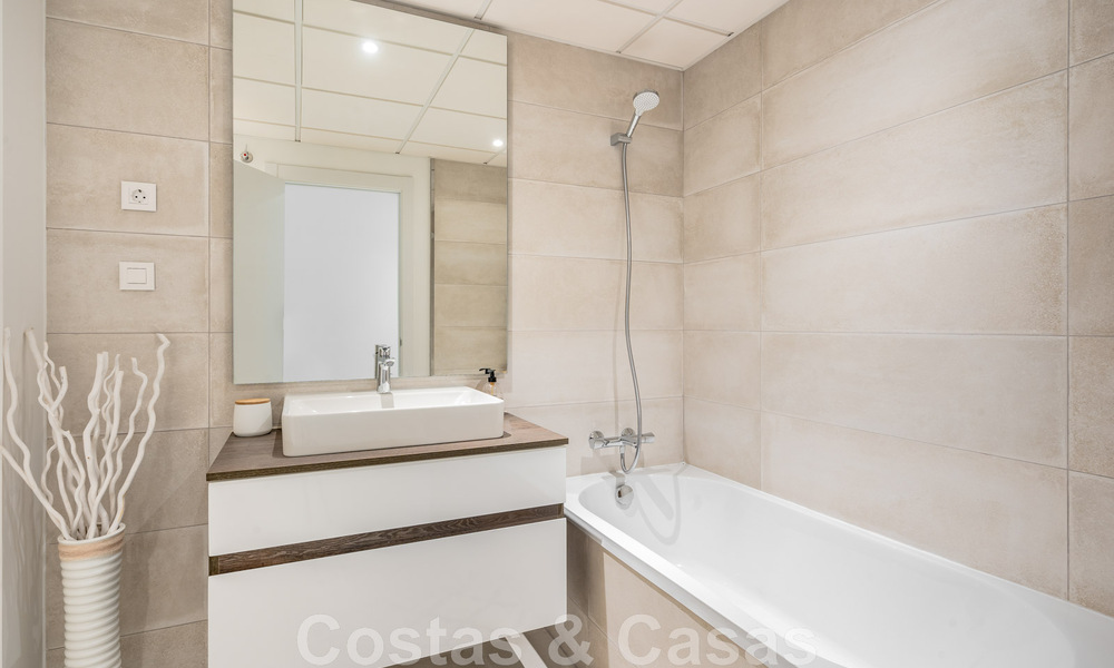 Apartamento contemporáneo en venta con jardín privado en la codiciada Nueva Milla de Oro entre Marbella y Estepona 47158