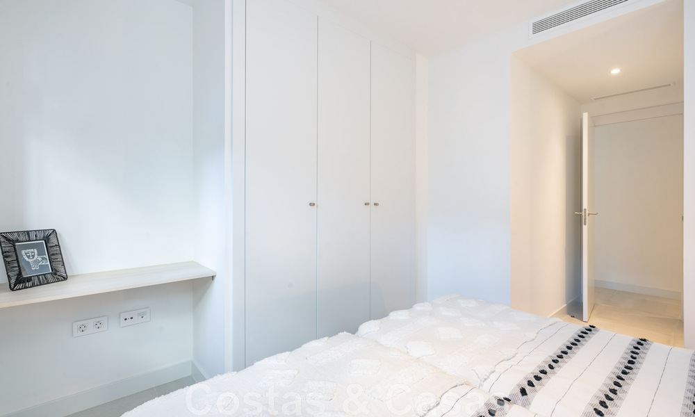 Apartamento contemporáneo en venta con jardín privado en la codiciada Nueva Milla de Oro entre Marbella y Estepona 47160
