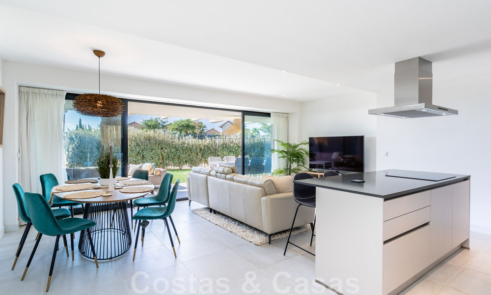 Apartamento contemporáneo en venta con jardín privado en la codiciada Nueva Milla de Oro entre Marbella y Estepona 47161