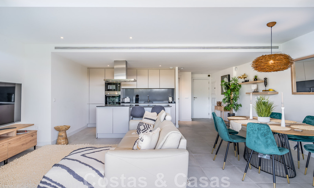 Apartamento contemporáneo en venta con jardín privado en la codiciada Nueva Milla de Oro entre Marbella y Estepona 47162