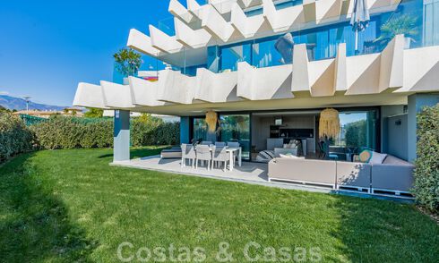 Apartamento contemporáneo en venta con jardín privado en la codiciada Nueva Milla de Oro entre Marbella y Estepona 47166