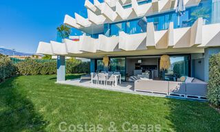 Apartamento contemporáneo en venta con jardín privado en la codiciada Nueva Milla de Oro entre Marbella y Estepona 47166