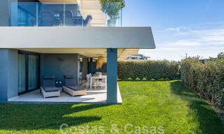 Apartamento contemporáneo en venta con jardín privado en la codiciada Nueva Milla de Oro entre Marbella y Estepona 47168 
