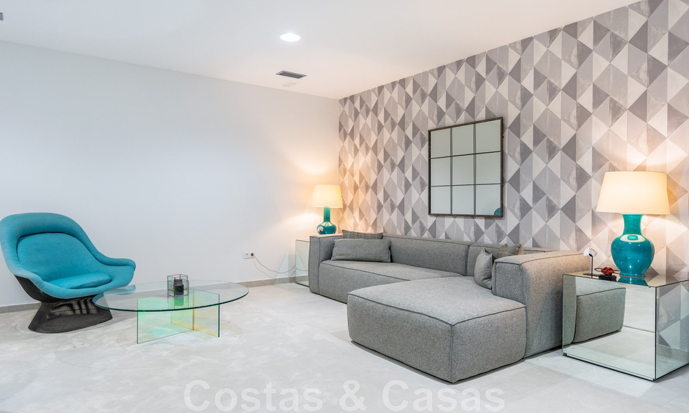 Apartamento contemporáneo en venta con jardín privado en la codiciada Nueva Milla de Oro entre Marbella y Estepona 47172