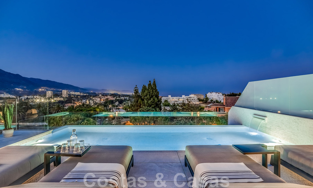 Se vende villa moderna, lista para entrar a vivir, decorada por Tom Ford, con vistas panorámicas al mar, cerca de todos los servicios, en el corazón de Nueva Andalucía, Marbella 47209