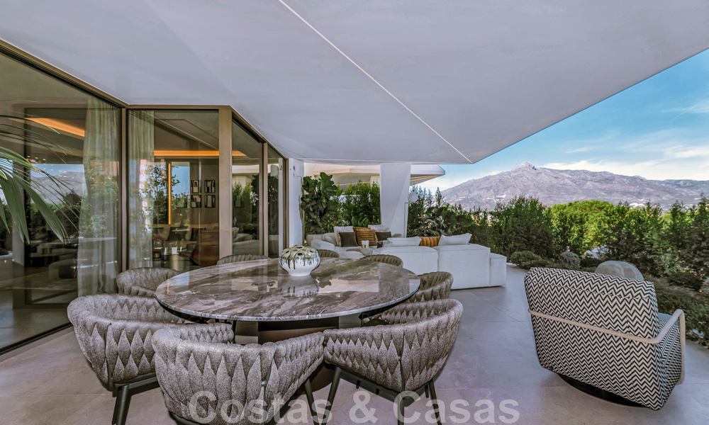 Se vende villa moderna, lista para entrar a vivir, decorada por Tom Ford, con vistas panorámicas al mar, cerca de todos los servicios, en el corazón de Nueva Andalucía, Marbella 47210