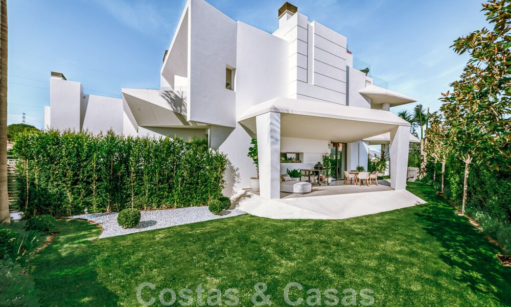 Se vende villa moderna, lista para entrar a vivir, decorada por Tom Ford, con vistas panorámicas al mar, cerca de todos los servicios, en el corazón de Nueva Andalucía, Marbella 47211