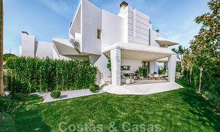 Se vende villa moderna, lista para entrar a vivir, decorada por Tom Ford, con vistas panorámicas al mar, cerca de todos los servicios, en el corazón de Nueva Andalucía, Marbella 47211 
