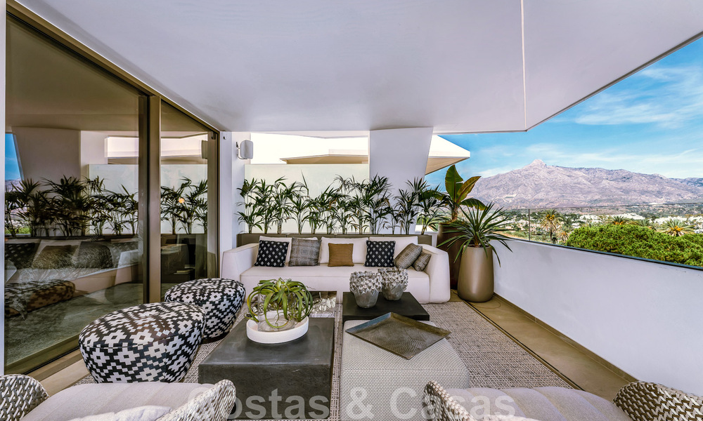 Se vende villa moderna, lista para entrar a vivir, decorada por Tom Ford, con vistas panorámicas al mar, cerca de todos los servicios, en el corazón de Nueva Andalucía, Marbella 47212