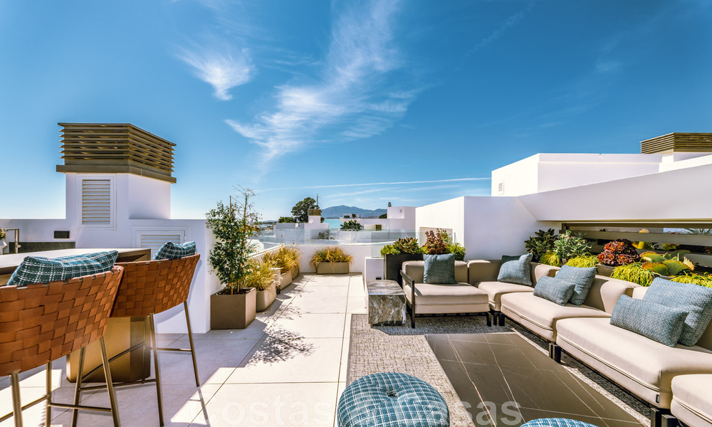 Se vende villa moderna, lista para entrar a vivir, decorada por Tom Ford, con vistas panorámicas al mar, cerca de todos los servicios, en el corazón de Nueva Andalucía, Marbella 47214