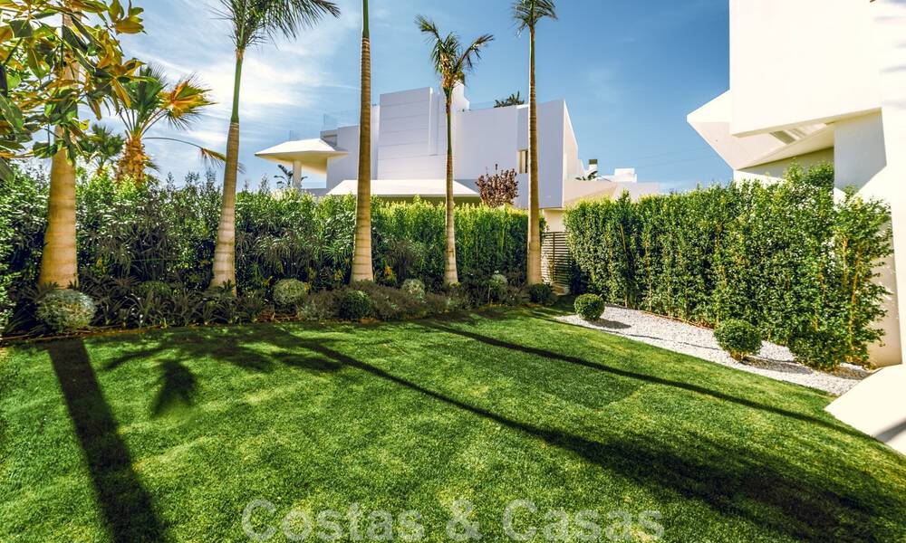 Se vende villa moderna, lista para entrar a vivir, decorada por Tom Ford, con vistas panorámicas al mar, cerca de todos los servicios, en el corazón de Nueva Andalucía, Marbella 47215