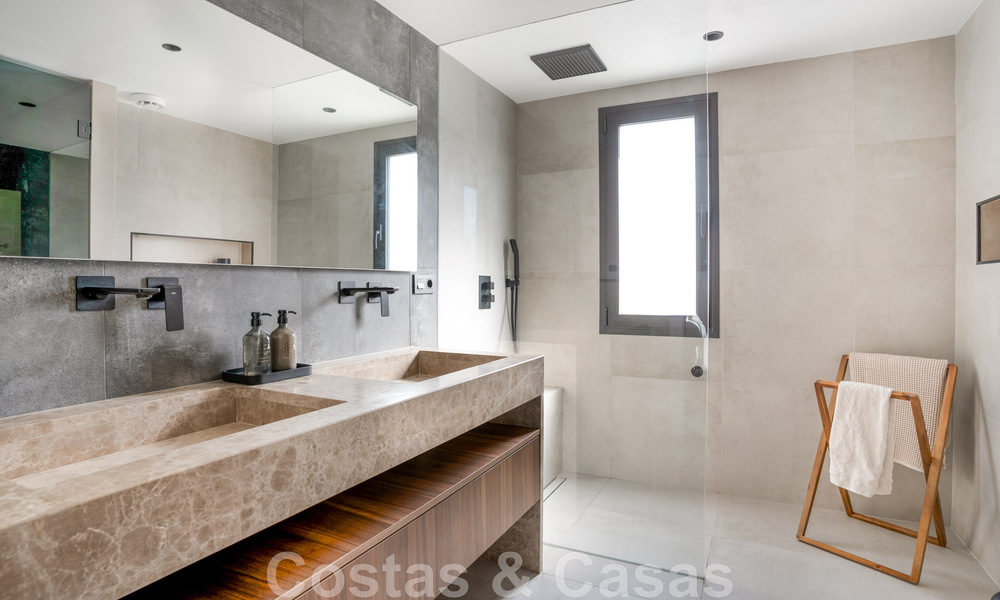 Nueva! Villa única en venta, con acogedores espacios exteriores y vistas panorámicas en Nueva Andalucía, Marbella 47573