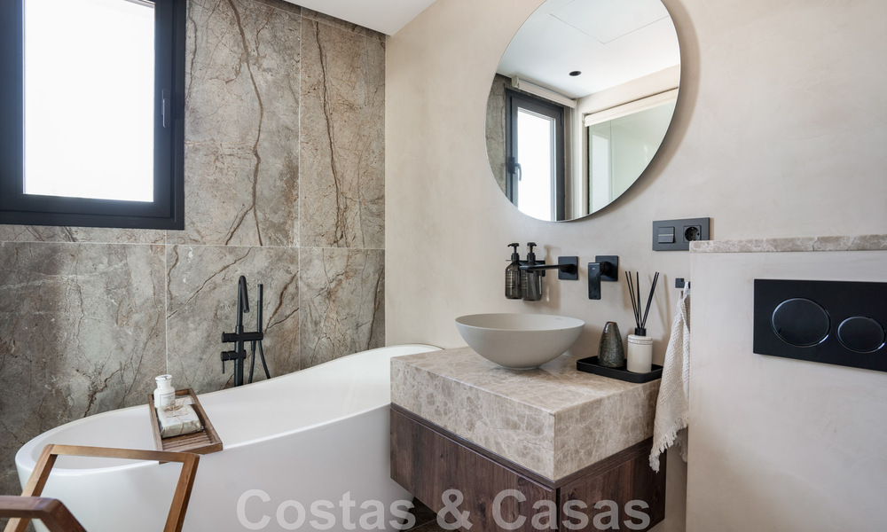 Nueva! Villa única en venta, con acogedores espacios exteriores y vistas panorámicas en Nueva Andalucía, Marbella 47578