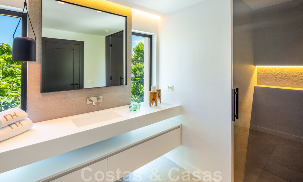 Se vende una sofisticada villa boutique, lista para entrar a vivir, a poca distancia de Puerto Banús y de la playa de San Pedro, en Marbella 47400