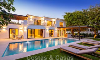 Se vende una sofisticada villa boutique, lista para entrar a vivir, a poca distancia de Puerto Banús y de la playa de San Pedro, en Marbella 47421 
