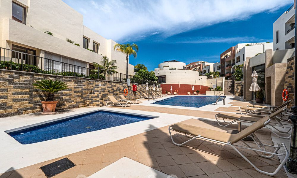 Moderno ático de 3 dormitorios en venta, en una sola planta, orientado al sur con vistas al mar en las colinas de Los Monteros, Marbella Este 47424