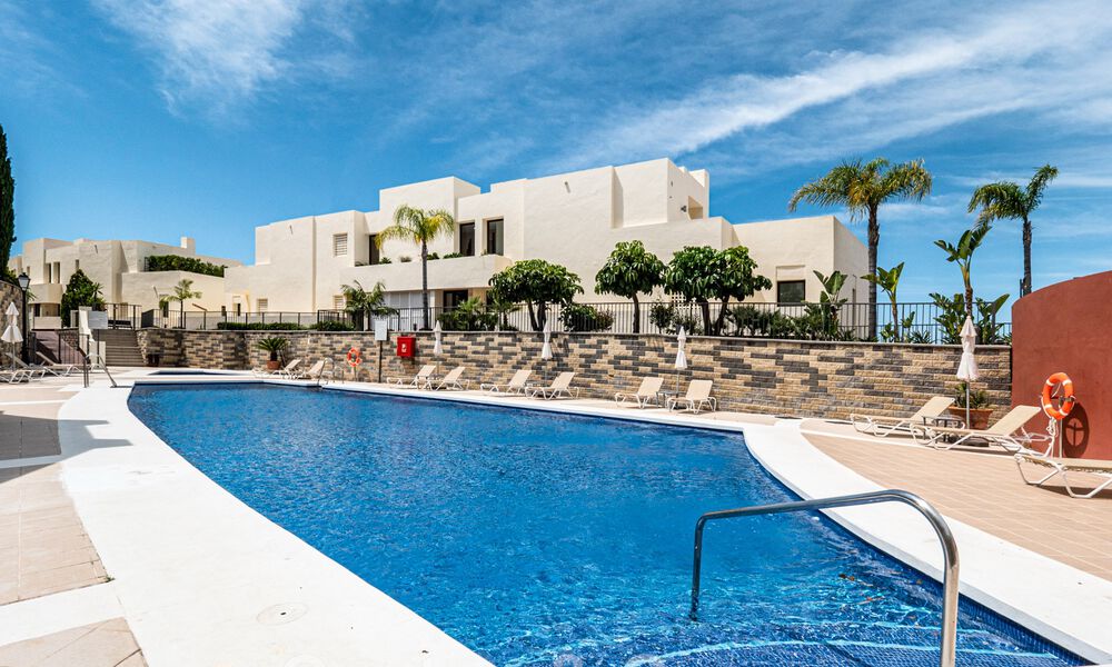 Moderno ático de 3 dormitorios en venta, en una sola planta, orientado al sur con vistas al mar en las colinas de Los Monteros, Marbella Este 47427