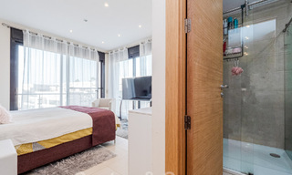 Moderno ático de 3 dormitorios en venta, en una sola planta, orientado al sur con vistas al mar en las colinas de Los Monteros, Marbella Este 47436 