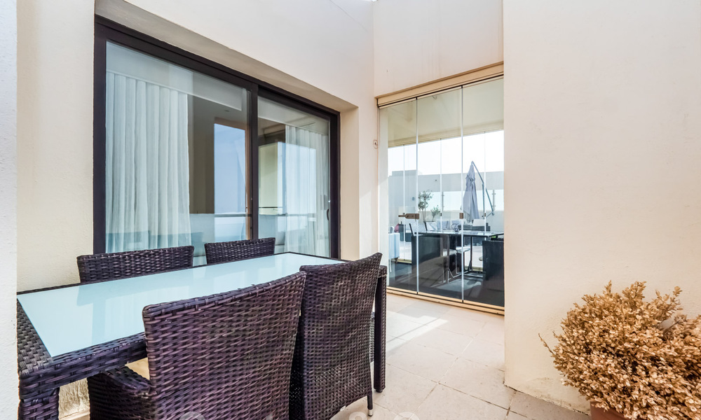 Moderno ático de 3 dormitorios en venta, en una sola planta, orientado al sur con vistas al mar en las colinas de Los Monteros, Marbella Este 47443