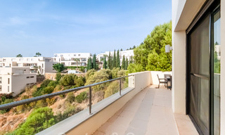Moderno ático de 3 dormitorios en venta, en una sola planta, orientado al sur con vistas al mar en las colinas de Los Monteros, Marbella Este 47445 