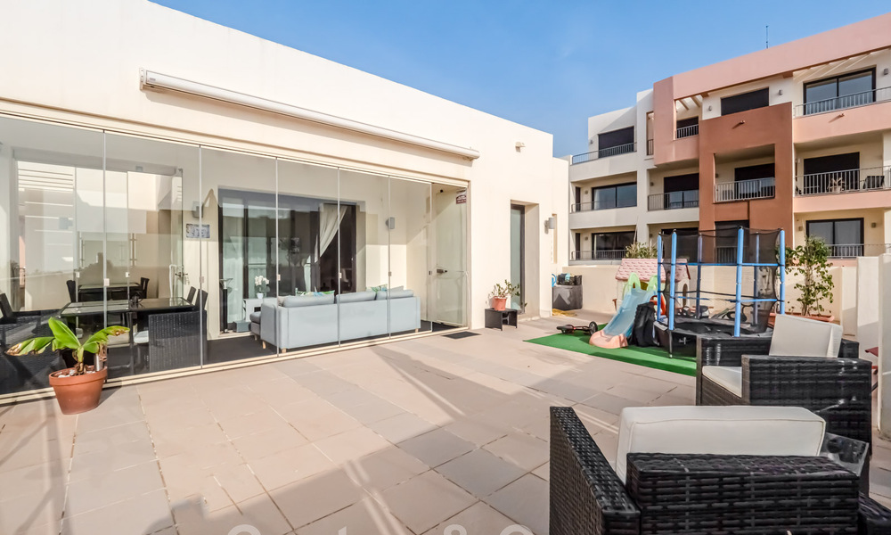 Moderno ático de 3 dormitorios en venta, en una sola planta, orientado al sur con vistas al mar en las colinas de Los Monteros, Marbella Este 47447