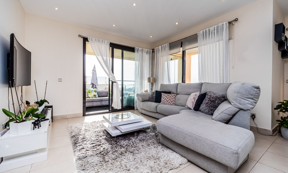 Moderno ático de 3 dormitorios en venta, en una sola planta, orientado al sur con vistas al mar en las colinas de Los Monteros, Marbella Este 47451