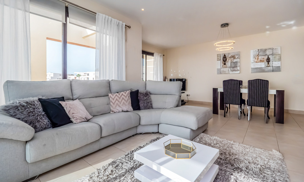 Moderno ático de 3 dormitorios en venta, en una sola planta, orientado al sur con vistas al mar en las colinas de Los Monteros, Marbella Este 47452