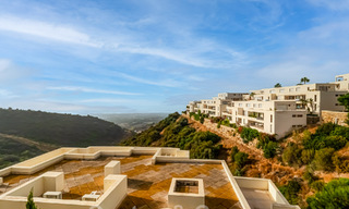 Moderno ático de 3 dormitorios en venta, en una sola planta, orientado al sur con vistas al mar en las colinas de Los Monteros, Marbella Este 47455 