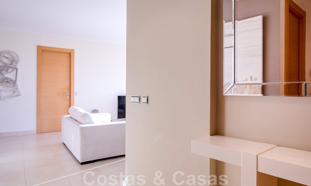 Apartamento de lujo reformado en venta, con vistas al mar, situado en un complejo de lujo de Los Monteros, Marbella 47515