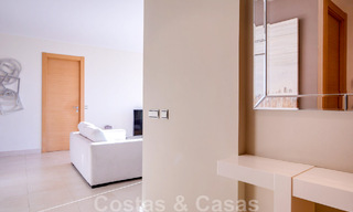 Apartamento de lujo reformado en venta, con vistas al mar, situado en un complejo de lujo de Los Monteros, Marbella 47515 