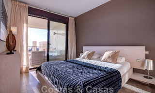 Apartamento de lujo reformado en venta, con vistas al mar, situado en un complejo de lujo de Los Monteros, Marbella 47516 