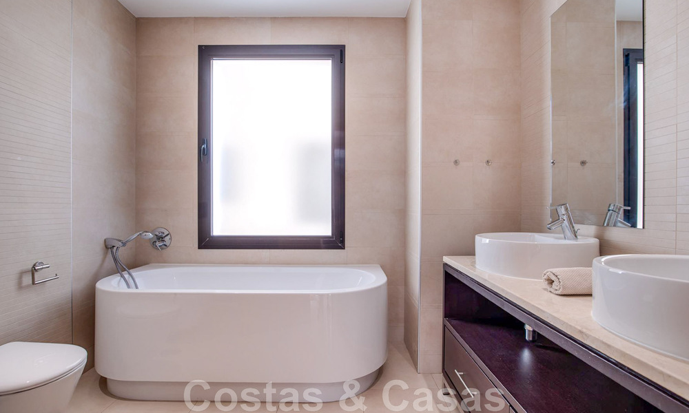 Apartamento de lujo reformado en venta, con vistas al mar, situado en un complejo de lujo de Los Monteros, Marbella 47521