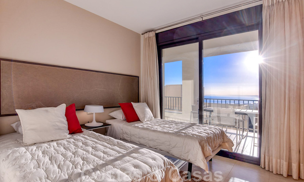 Apartamento de lujo reformado en venta, con vistas al mar, situado en un complejo de lujo de Los Monteros, Marbella 47522