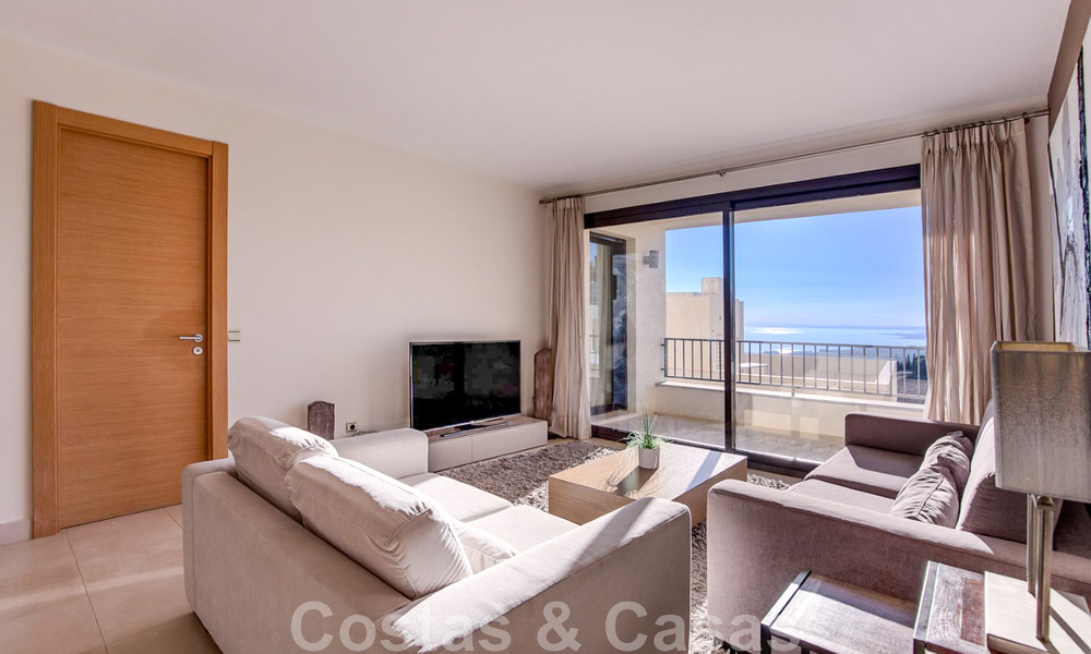 Apartamento de lujo reformado en venta, con vistas al mar, situado en un complejo de lujo de Los Monteros, Marbella 47524