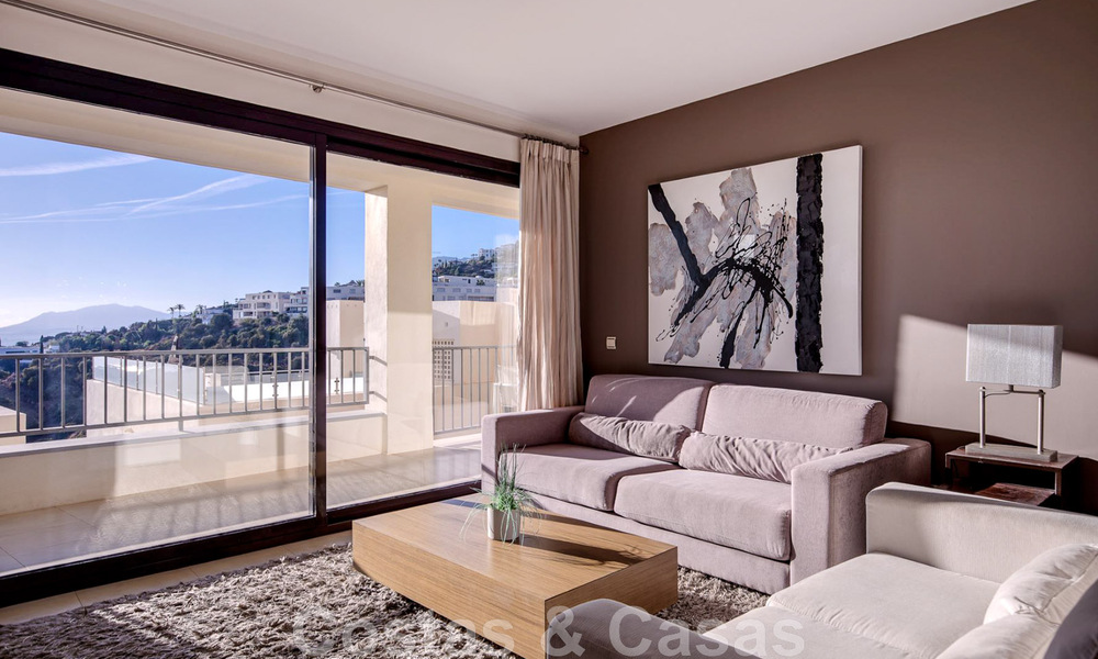Apartamento de lujo reformado en venta, con vistas al mar, situado en un complejo de lujo de Los Monteros, Marbella 47525