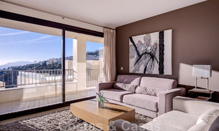Apartamento de lujo reformado en venta, con vistas al mar, situado en un complejo de lujo de Los Monteros, Marbella 47525 
